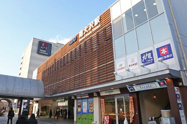 京王電鉄相模原線「南大沢」駅は、約560m（徒歩7分）。