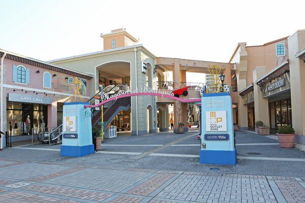 アウトレットパーク「ラ・フェット多摩 南大沢」まで約720m（徒歩9分）です。