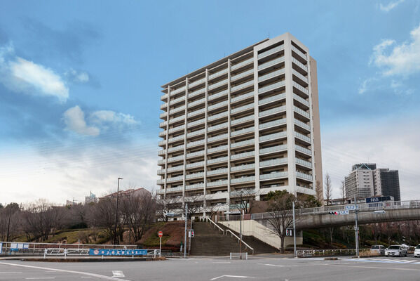 【南大沢レジデンス】静かな緑の高台に位置する14階建マンション。見事なスカイビューを満喫できます。