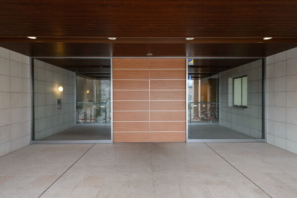 オートロック・宅配ロッカーが設置されているエントランス。