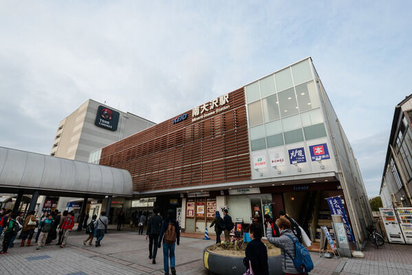 京王電鉄相模原線「南大沢」駅は、徒歩4分。