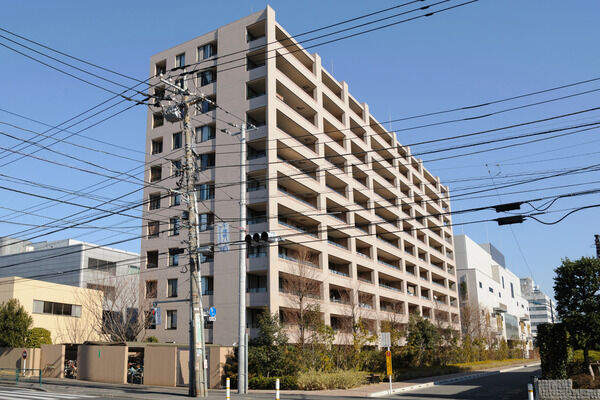 【吉祥寺南パークホームズ】敷地内の中庭の中央には噴水を設置。周囲には四季折々の花を植栽。		