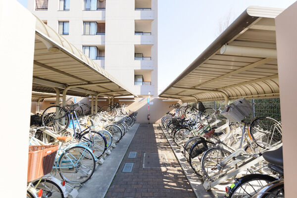 ゆったりスペースを取った駐輪場は、一台ずつホールドできる方式。		