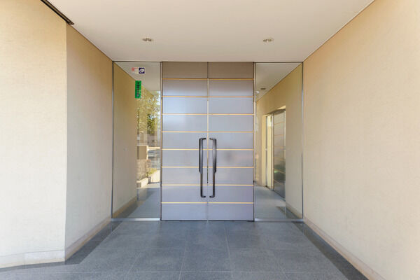 道路から約10ｍのアプローチは御影石貼りに。		