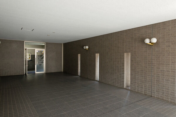 エントランスに通じるピロティはシンプルモダンな印象。