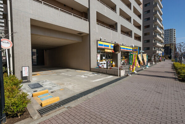 入庫・出庫ともに前進で行える出し入れがスムーズな駐車場入り口。