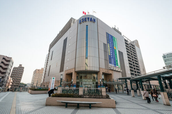 「伊勢丹府中店」は、約350m（徒歩5分）。