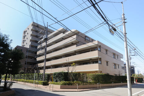 南西向き10階建て、南東向き6階建てをL字型に配置したコミュニティ。		 南西向き10階建て、南東向き6階建てをL字型に配置したコミュニティ。