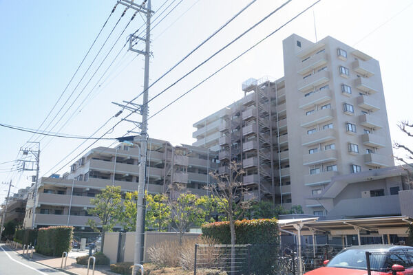 【調布が丘パーク・ホームズ】高層階から望む武蔵野の緑と駅周辺の美しい夜景が暮らしのゆとりを広げます。		