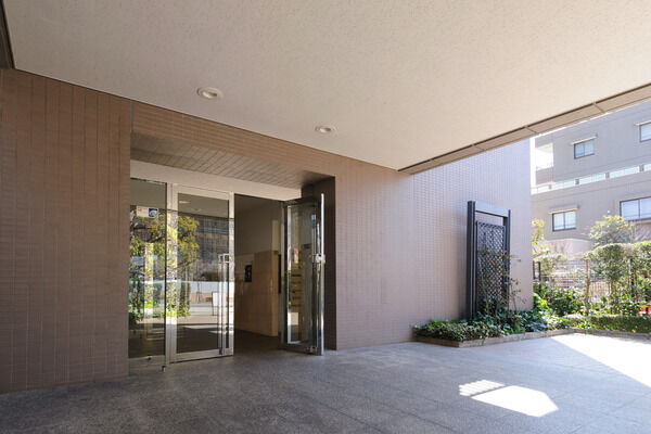 コミュニティの顔となるエントランス。さり気ない気品が漂います。		