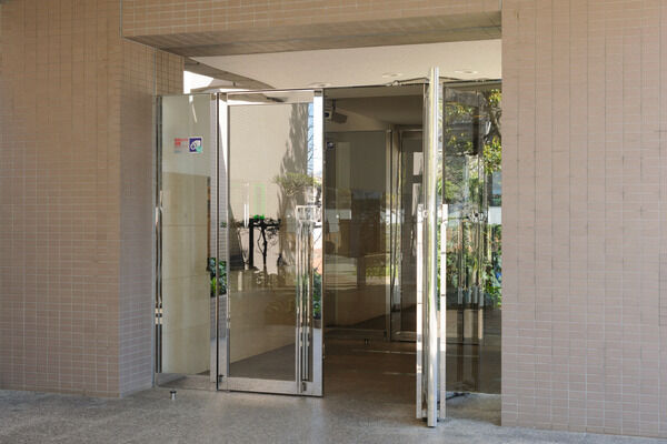 エントランスホールには集会室としても利用できるロビーを設けました。		