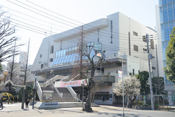 様々なイベントが開催される「調布グリーンホール」は約1,400m（徒歩18分）。		