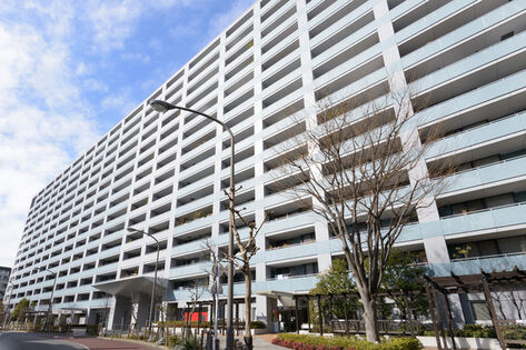 バルコニーがつくる横のラインが知的な印象。 バルコニーがつくる横のラインが知的な印象。