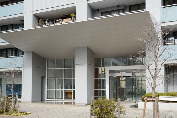 開放感のあるガラス張りのエントランスホール。 開放感のあるガラス張りのエントランスホール。