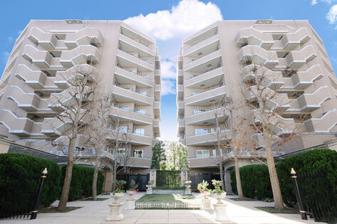 緑のウェルカムコートとデュエットする2つの館が印象的。		