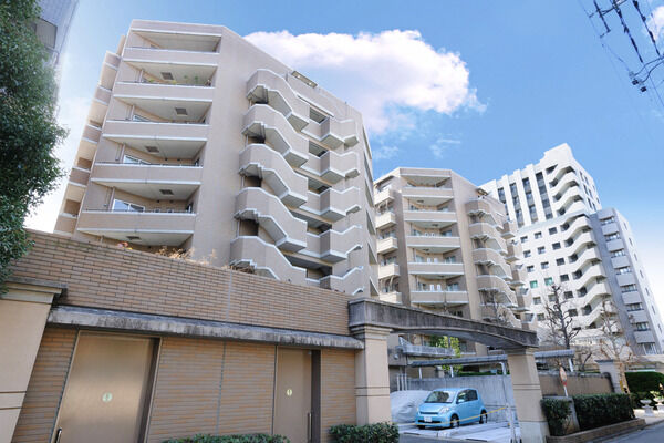 【ガーデンズ国立】多面の外壁は、日当たりと通風を考えた設計。	 【ガーデンズ国立】多面の外壁は、日当たりと通風を考えた設計。