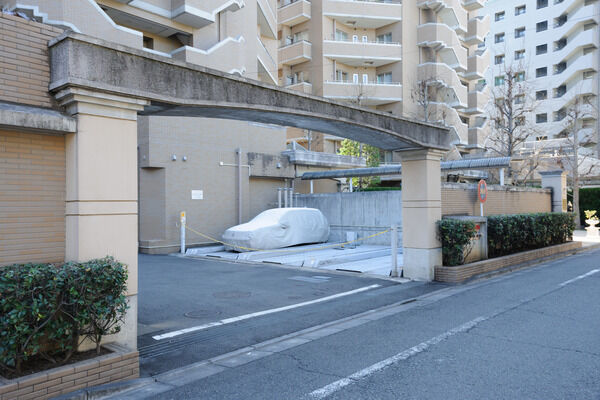 東舘・西舘それぞれに駐車場を設置。合計28台収容。 東舘・西舘それぞれに駐車場を設置。合計28台収容。