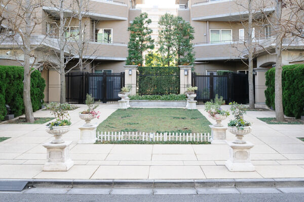 ウェルカムコートを軸に2棟の住居棟が広がります。 ウェルカムコートを軸に2棟の住居棟が広がります。