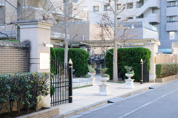 エントランスの端正なデザインは道行く人の目を惹きつけます。 エントランスの端正なデザインは道行く人の目を惹きつけます。