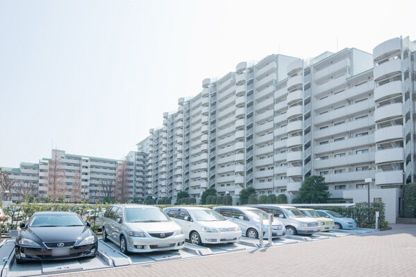 機械式駐車場へは、広々としたカーゲートを通ります。 機械式駐車場へは、広々としたカーゲートを通ります。