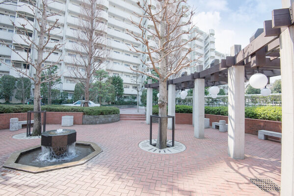 木々と水の自然の潤い溢れる中庭や周囲には公園が点在。 木々と水の自然の潤い溢れる中庭や周囲には公園が点在。