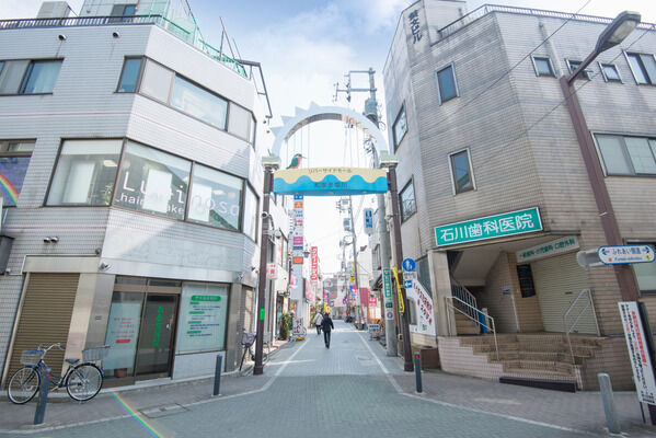周辺には商店街があり、各種専門店が立ち並びます。 周辺には商店街があり、各種専門店が立ち並びます。
