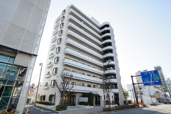 【聖蹟桜ヶ丘パークホームズ】川崎街道沿いに建つ、地上10階建てのマンション。		