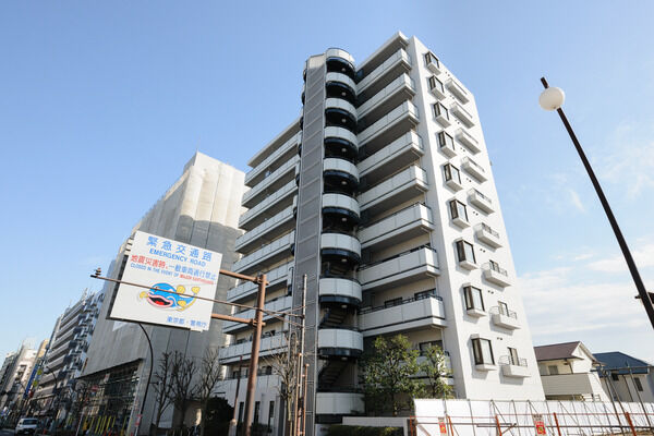 【聖蹟桜ヶ丘パークホームズ】シャープなフォルムが伸びやかに空に向かいます。		