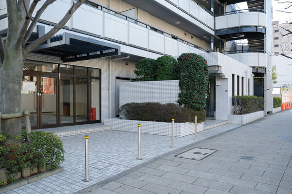 通りからセットバックしたエントランスが、ゆとりを感じさせます。		