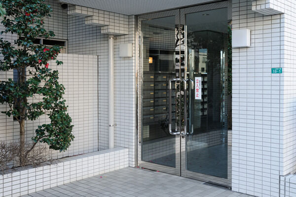 エントランスはオートロックシステムを採用。住まいの安全を守ります。		