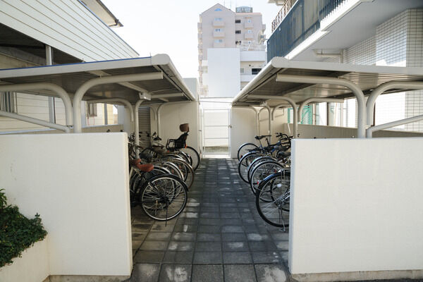 自転車置き場は約31台を収容。外部からの視線を遮る設計です。		
