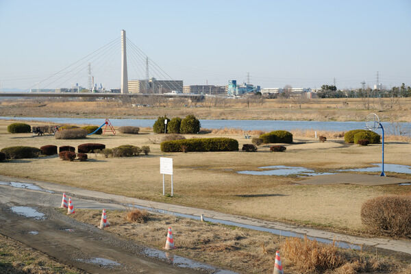 多摩川河川敷に整備された「一ノ宮公園」は、約680m（徒歩9分）。