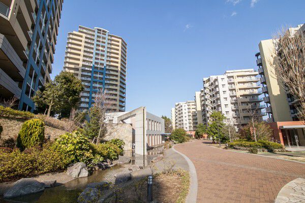 「若葉台」駅から高低差の少ないフラットなアプローチが続きます。 「若葉台」駅から高低差の少ないフラットなアプローチが続きます。