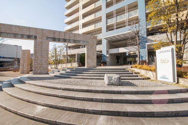 エントランスプラザには、石貼りのゲートウォールや列柱がレイアウトされています。 エントランスプラザには、石貼りのゲートウォールや列柱がレイアウトされています。