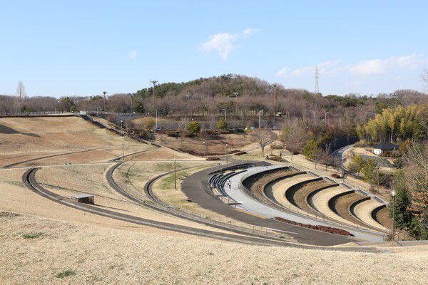 「若葉台公園」には芝生広場があり、休日は家族連れでにぎわいます。		