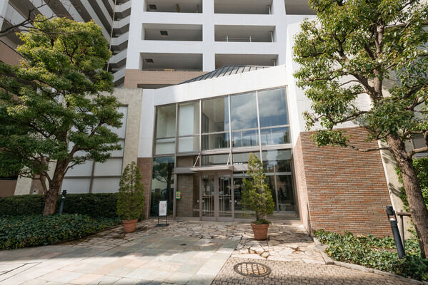 三角屋根が印象的なメインエントランス。