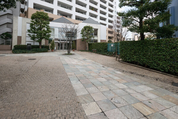 エントランスへゆったりと続くアプローチ「プレリュードエントリー」。