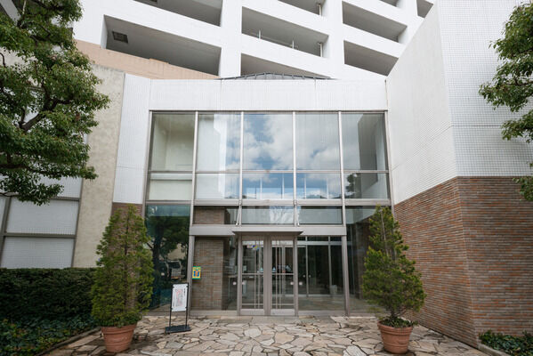 光あふれるエントランスには、宅配ロッカー・オートロックを設置。