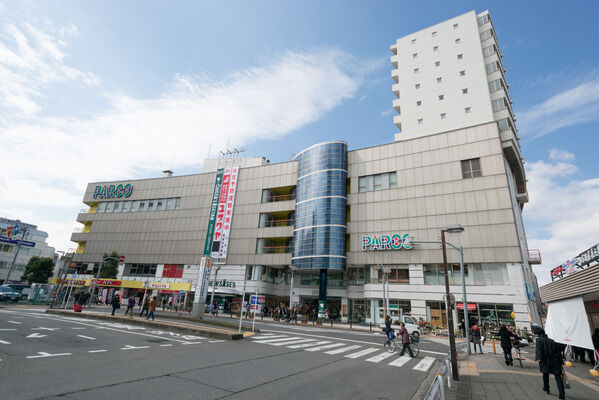 ひばりケ丘駅前にはパルコなどショッピングセンターがあります。