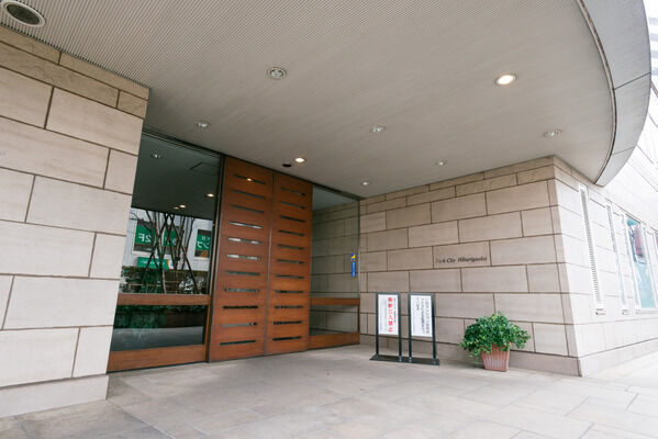 豪華を主張しない豪華さが表現されたエントランス。 豪華を主張しない豪華さが表現されたエントランス。