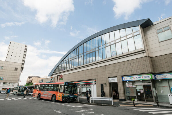 西武池袋・豊島線「ひばりケ丘」駅までは、徒歩2分。 西武池袋・豊島線「ひばりケ丘」駅までは、徒歩2分。