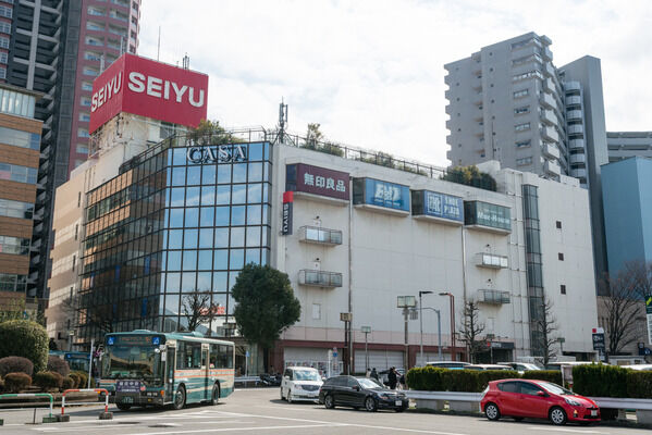 ひばりケ丘駅前には「西友」などショッピングセンターがあります。 ひばりケ丘駅前には「西友」などショッピングセンターがあります。