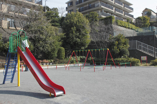 遊具も充実したプレイロットは、週末ご家族の遊び場として最適。		