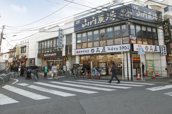 ファーストフード、人気チェーンが並ぶ商店街。		