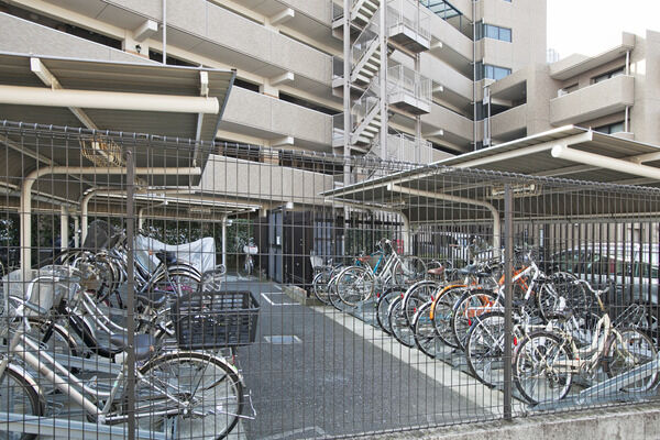 全戸分の自転車置き場と9台分のバイク置き場を設けました。