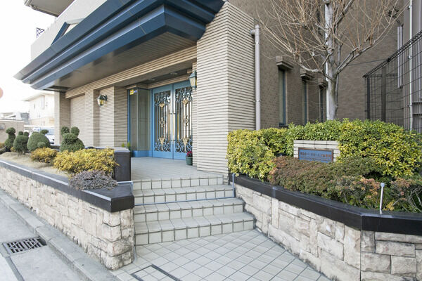 住む人、訪れる人を暖かく迎え入れる、気品あるエントランス。