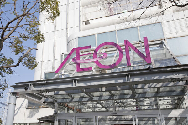 「イオン駒岡店」は、約80m（徒歩1分）。