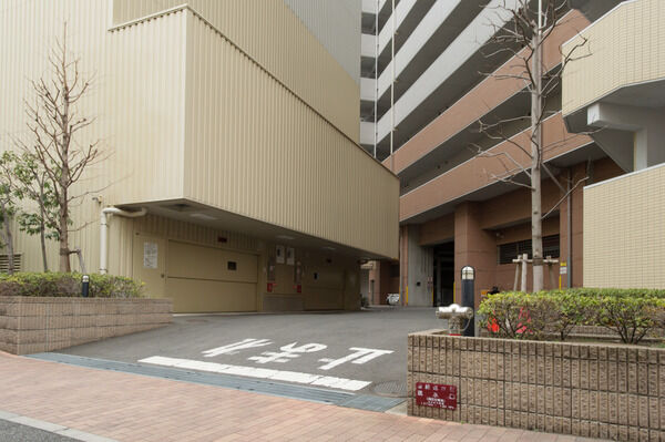 駐車場は、駐車装置本体が建物正面から極力見えないように配慮されています。