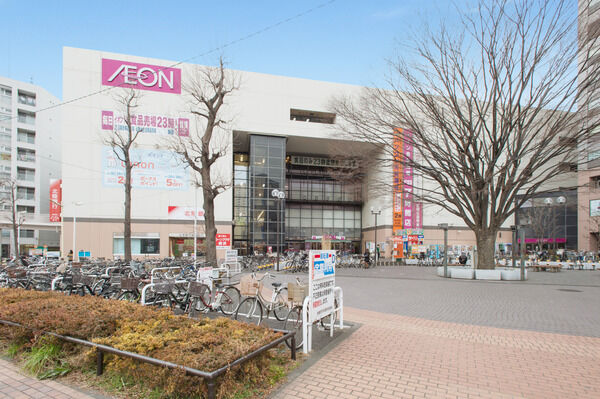 「イオン東神奈川店」は、約30m（徒歩1分）。