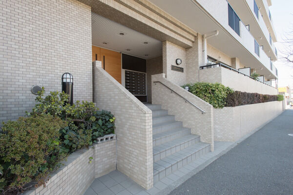 瀟洒で格式高い雰囲気のエントランスが、居住者と来客をお出迎え。		